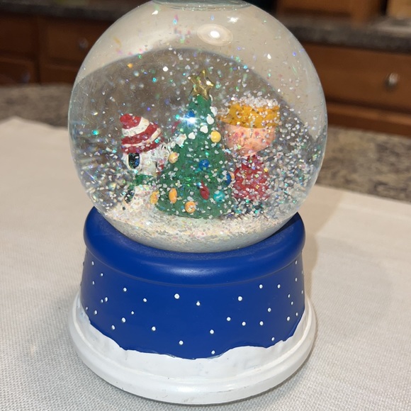 Hallmark Peanuts 50th Snow Globe - Picture 3 of 3